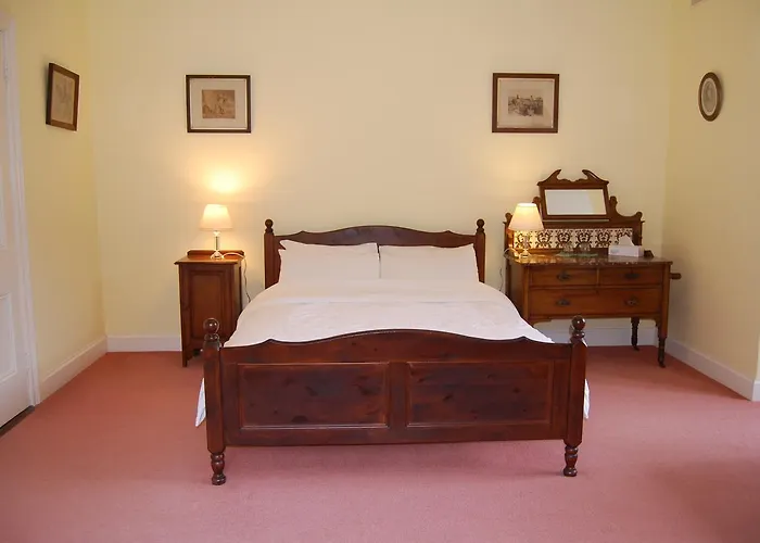 לינה וארוחת בוקר Ardtarmon House 3*