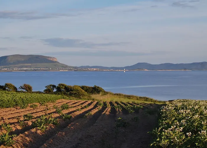 לינה וארוחת בוקר Ardtarmon House 3*